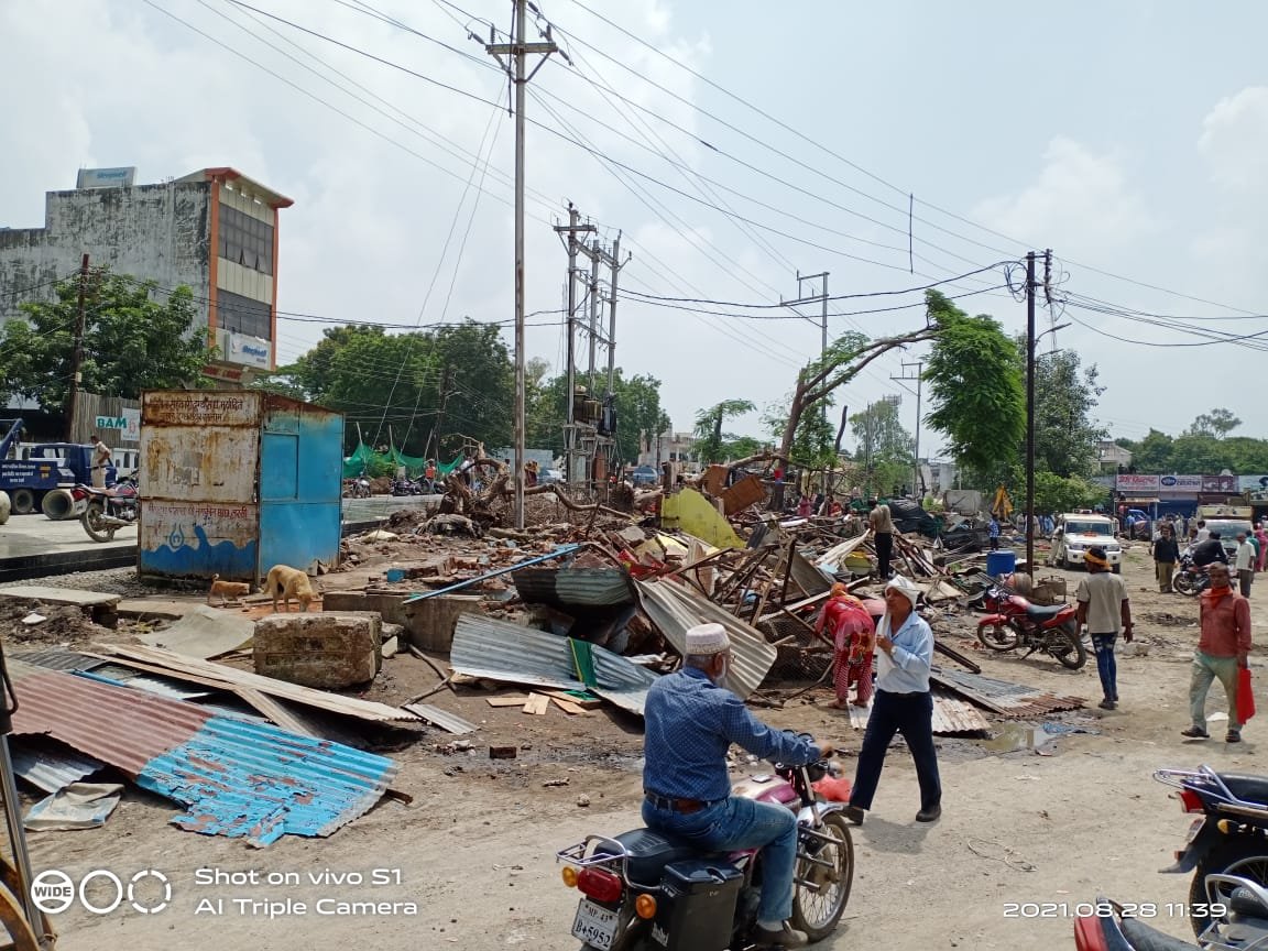 इंदौर की 56 दुकान की तर्ज पर रतलाम में बनने वाले फूड पार्क के चयनित स्थल से हटाया अतिक्रमण, अवैध कब्जे पर चली जेसीबी