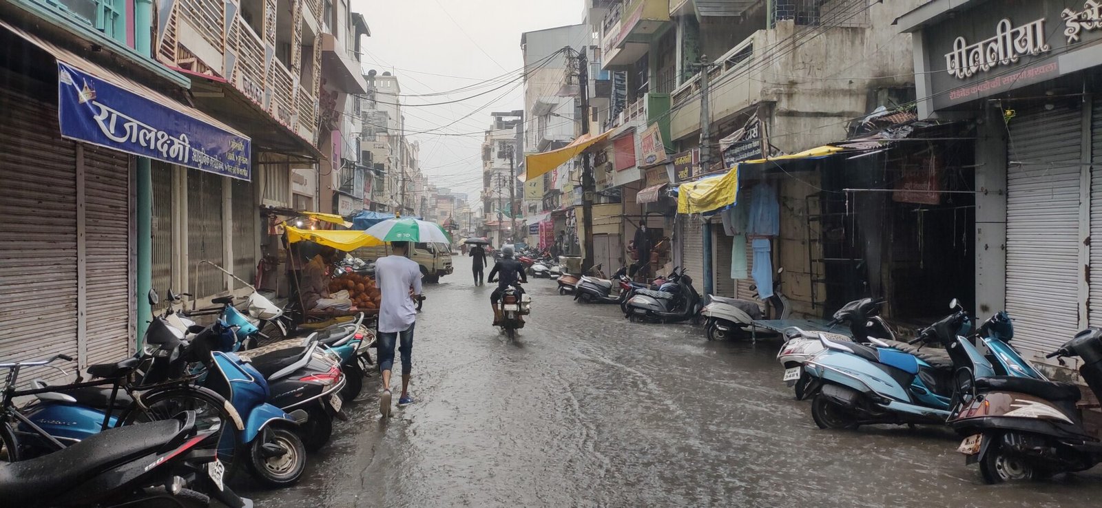 एक घंटे की तेज बारिश से शहर हुआ तरबतर, जिले में अभी तक 25 इंच