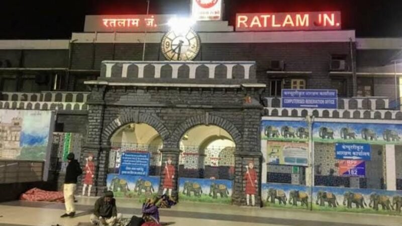 रतलाम रेलवे स्टेशन पर अमानक खाद्य सामग्री की बिक्री, रेलमंत्री को ट्वीट से पहुंची शिकायत, डीआरएम बोले करेंगे कार्रवाई