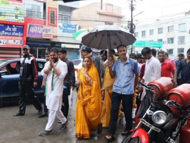 चुनावी रण : बारिश में भीगते हुए पहुंचे कांग्रेस के मयंक, भाजपा के पटेल ने सुबह का किया जनसंपर्क निरस्त