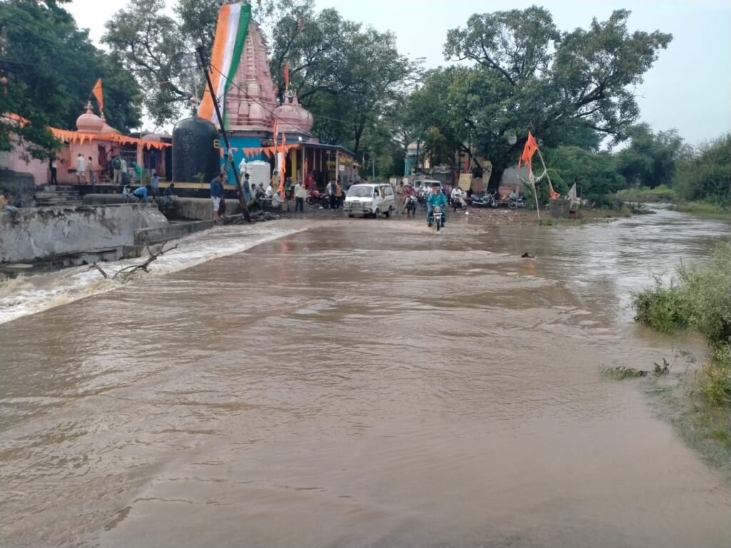 लापरवाही : करमदी रपट पर बच्चे सहित बाइक सवार बहा, ग्रामीणों ने बचाया 1 IMG 20220808 WA0271