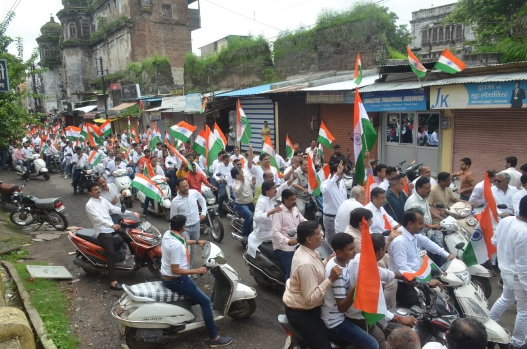 तिरंगा वाहन रैली : भारत माता के जयकारों के साथ तिरंगा थाम समग्र जैन समाज एवं रोटरी क्लब ने निकाली रैली, महलवाड़े से पूर्व गृहमंत्री और वरिष्ठजनों ने लहराया ध्वज 1 IMG 20220814 WA0030