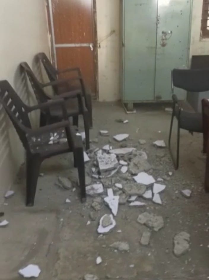 हादसा : रतलाम जनपद कार्यालय में छत भरभराकर गिरी, महिलाकर्मी के सिर में चोट पहुंची 1 IMG 20221229 WA0069