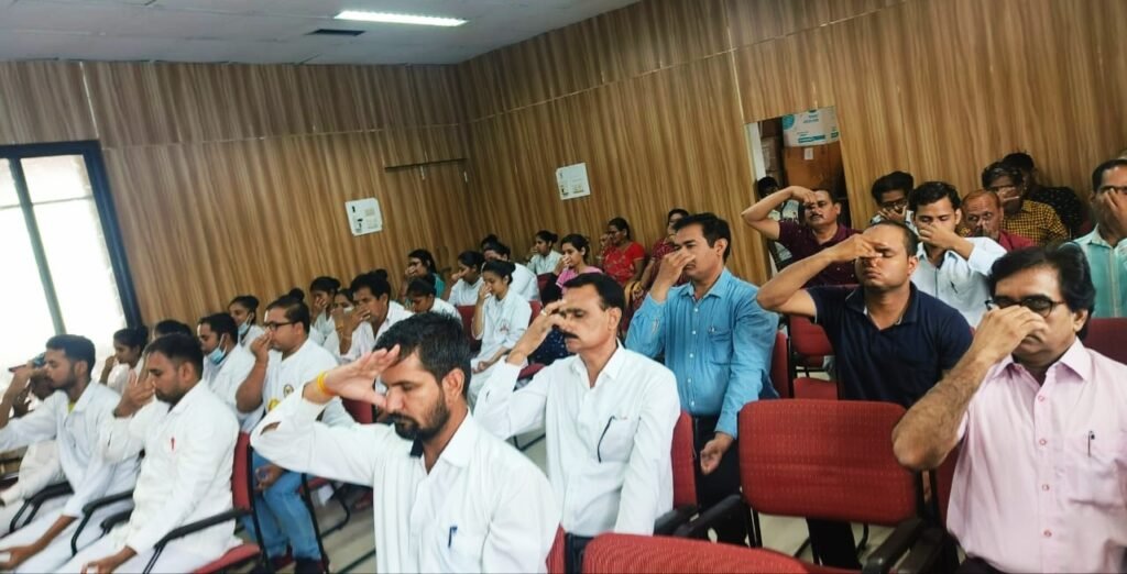 चेयर योग : रेलवे अस्पताल में डॉक्टर और मरीजों ने एक साथ की क्रियाएं और समझी निरोग रहने की महत्ता 1 IMG 20230622 091114
