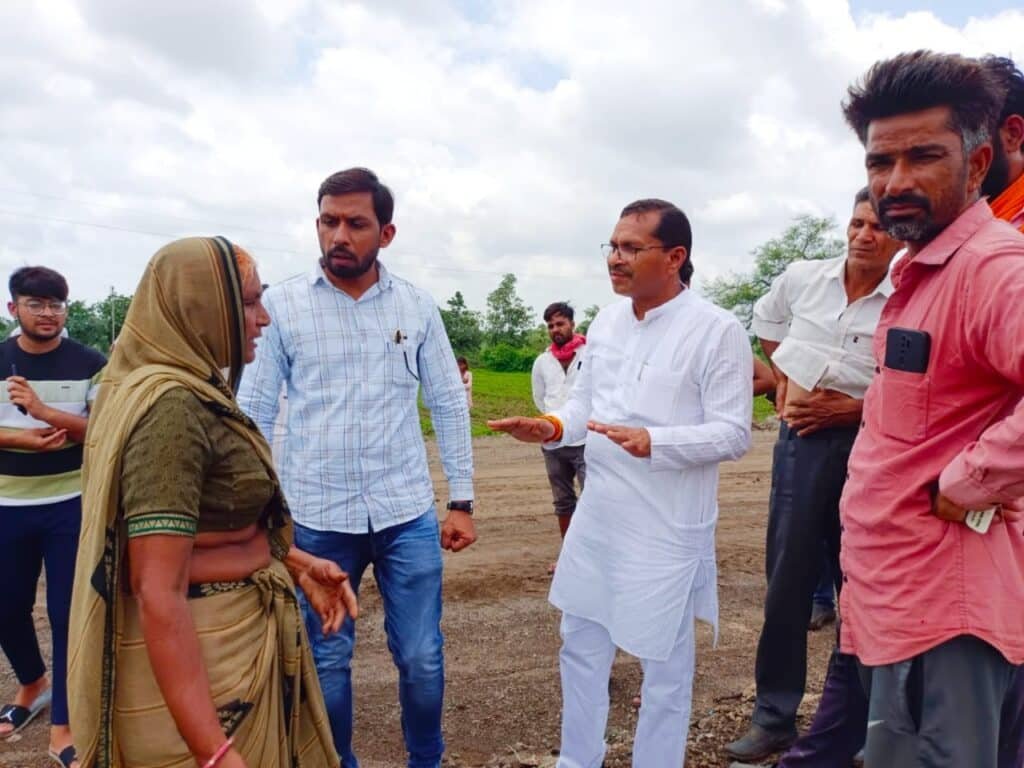 शिकायत पर नाराज : निर्माणाधीन सड़क में लापरवाही पर एसडीओ राय के पास नहीं था जवाब, विधायक ने दी कार्रवाई की चेतावनी 1 IMG 20230708 WA0023