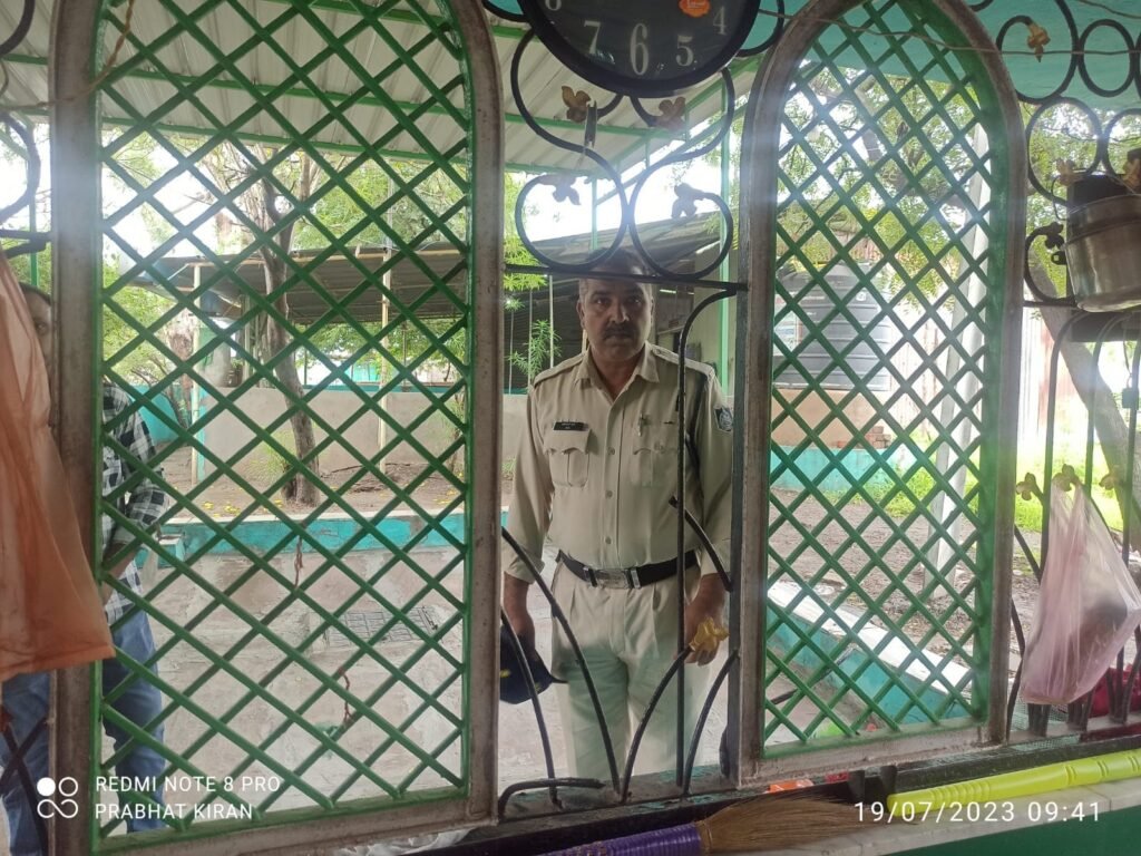 जावरा रोड पर चोरों का आतंक : रणजीत हनुमान मंदिर सहित तीन स्थानों पर वारदात, बदमाश सीसीटीवी में कैद 2 IMG 20230719 WA0036