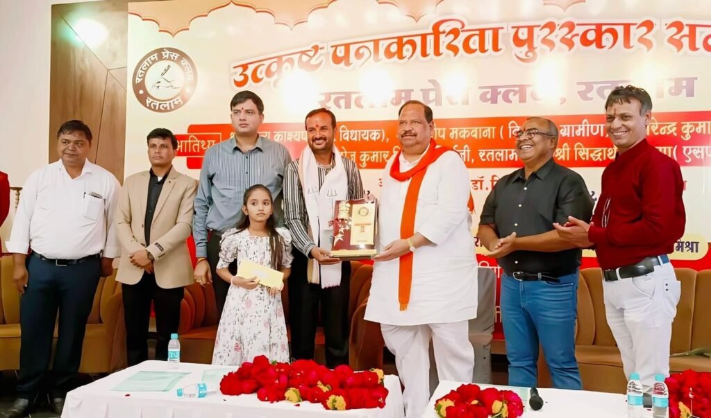 रतलाम प्रेस क्लब में हुआ उत्कृष्ट पत्रकारों का सम्मान, वंदेमातरम् NEWS के पत्रकारों को तीन अवार्ड 2 IMG 20230730 WA0074