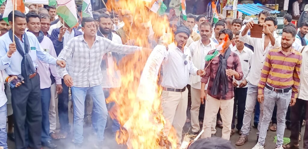 महा आक्रोश रैली : विधायक हर्षविजय ने सैलाना में भरी हुंकार, अत्याचार को लेकर मणिपुर सीएम का फूंका पुतला 1 IMG 20230725 140742