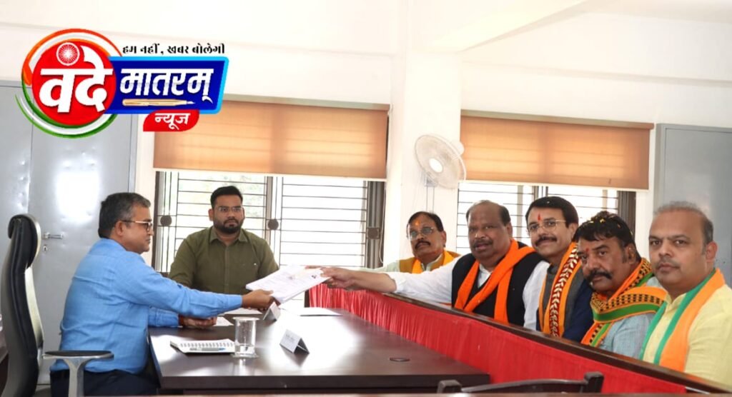 बनाएंगे नया रतलाम : नामांकन के पहले चेतन काश्यप ने लिया मां कालिका का आशीर्वाद, रैली में एंबुलेंस को रास्ता, स्वच्छता का भी दिया संदेश 2 IMG 20231026 WA0082