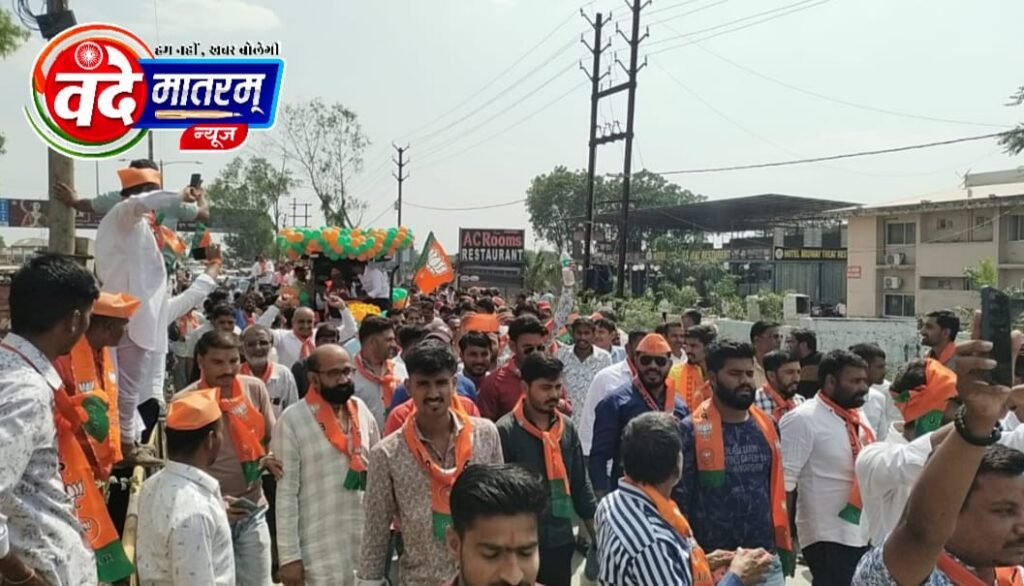 इनका अनोखा अंदाज : गुब्बारों से सजे ट्रैक्टर चलाते हुए नामांकन दाखिल करने पहुंचे "मथुरा बा" 2 IMG 20231026 WA0086