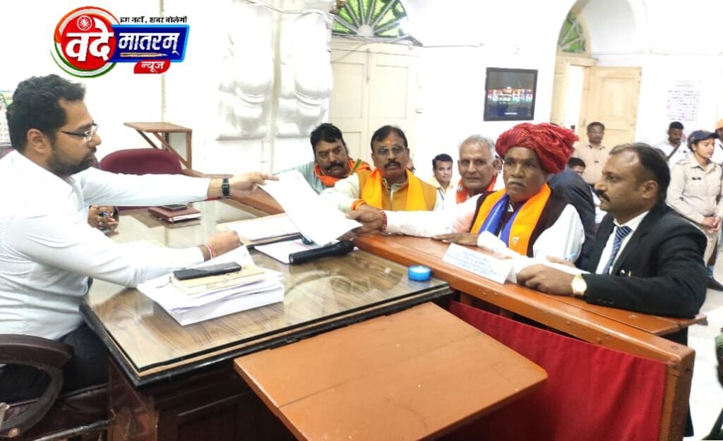 इनका अनोखा अंदाज : गुब्बारों से सजे ट्रैक्टर चलाते हुए नामांकन दाखिल करने पहुंचे "मथुरा बा" 1 IMG 20231026 WA0087