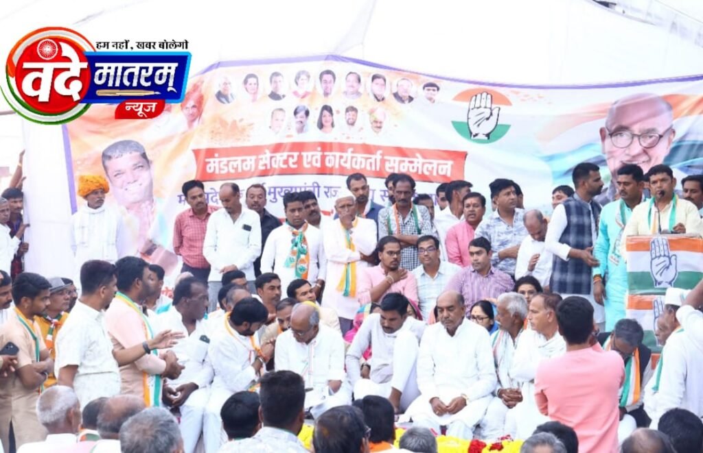 MP ELECTION 2023 : रतलाम में पूर्व मुख्यमंत्री दिग्विजय सिंह ने सिंधिया पर साधा निशाना, पत्नी अमृता और जयस संरक्षक के साथ आए हेलीकॉप्टर से 1 IMG 20231105 WA0035