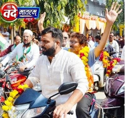 प्रत्याशियों ने झोंकी ताकत : रतलाम में भाजपा और कांग्रेस ने किया अपने-अपने अंदाज में महाजनसंपर्क, वाहनों पर हुए प्रत्याशी सवार 2 IMG 20231115 WA0087