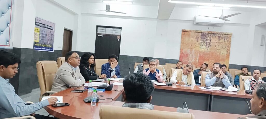 रतलाम नगर निगम लापरवाह : कलेक्टर ने लगाई फटकार, आयुक्त गहरवार की कार्यशैली पर सवाल 1 TL 1