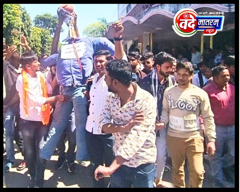 रतलाम नगर निगम आयुक्त मुर्दाबाद के गूंजे नारे : अवैध मांस विक्रय पर हिंदू जागरण मंच में आक्रोश, पुतला फूंका और जूतों से पीटा 1 IMG 20240305 WA0057
