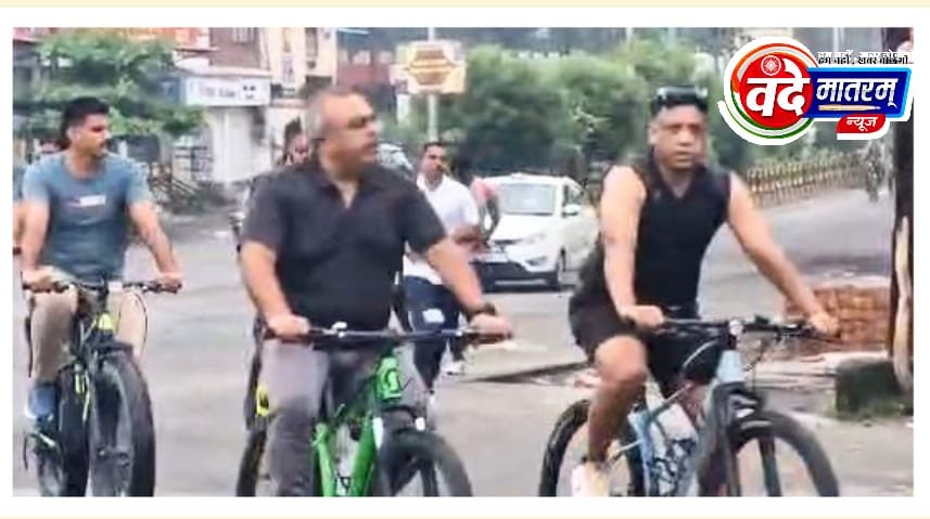 रतलाम पुलिस सुबह सड़कों पर उतरी : आमजन की सुरक्षा के साथ स्वास्थ्य पर जोर, किसी ने चलाई साइकिल तो किसी ने लगाई दौड़ 1 IMG 20240727 WA0046