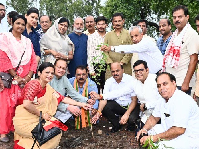 रतलाम में मंत्री काश्यप ने कहा : पीएम कॉलेज ऑफ़ एक्सीलेंस युवाओं को करियर के लिए देगा विश्व स्तरीय अध्ययन सुविधा 1 PM COLLAGE OF EXELANCE 82