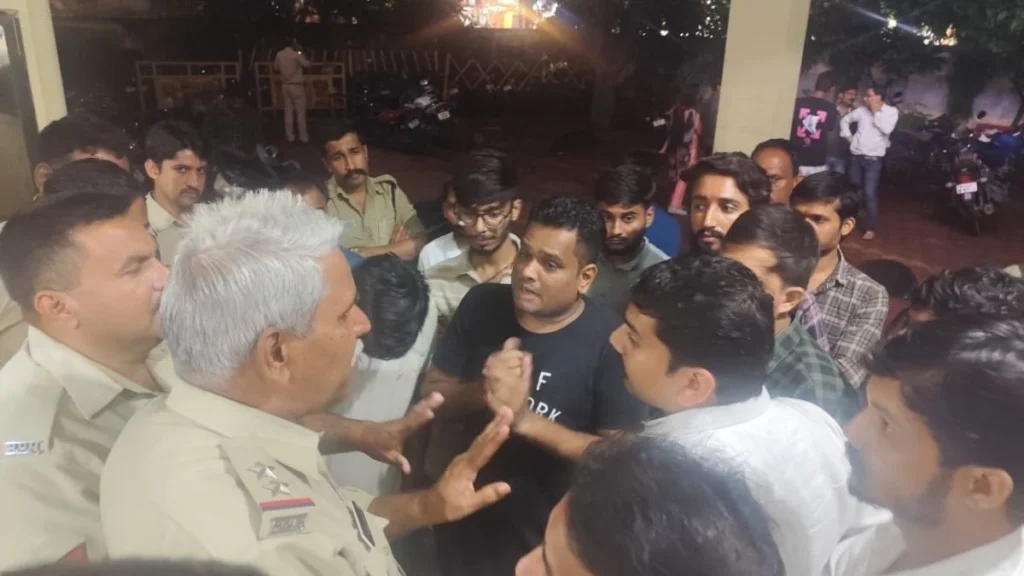 रतलाम का गजब स्टेशन रोड थाना : आरोपी बदलने में माहिर थाने में फरियादी की नहीं होती सुनवाई, युवा मोर्चा ने मचाया बवाल 1 06 09 2024 naidunia news asi s