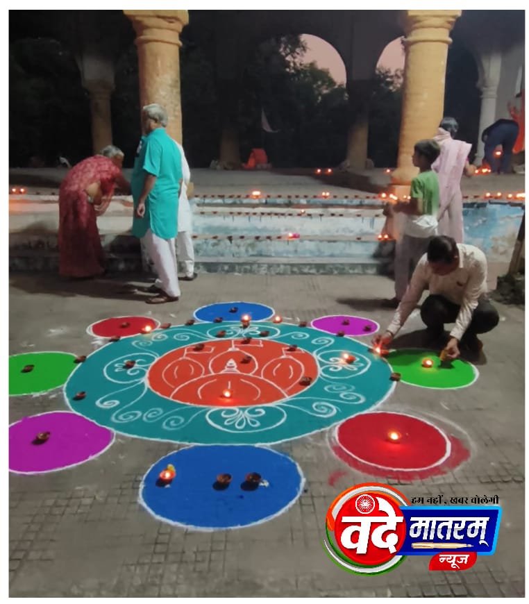 रतलाम के मुक्तिधाम में दीपावली : पूर्वजों की याद में रांगोली बनाकर किया दीपदान, आतिशबाजी के साथ बजाए ढोल 1 1001474253