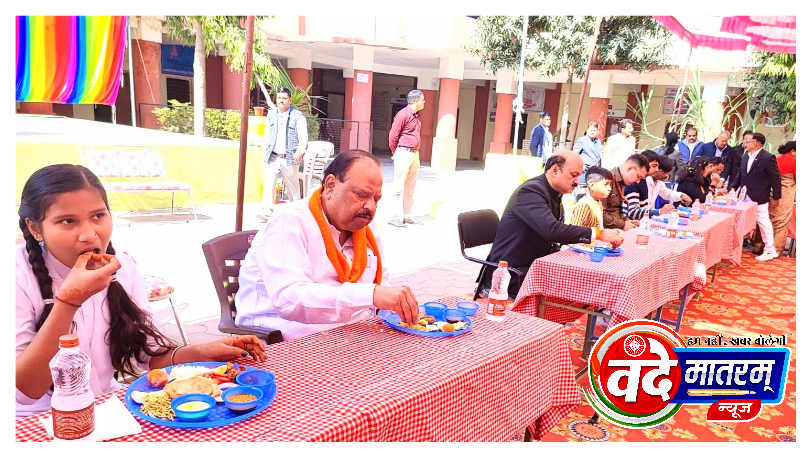 रतलाम में गणतंत्र दिवस का हर्षोल्लास : बच्चों ने रंगारंग कार्यक्रम किए प्रस्तुत, कैबिनेट मंत्री काश्यप ने ध्वजारोहण कर ली सलामी 3 619865 C adbanao5