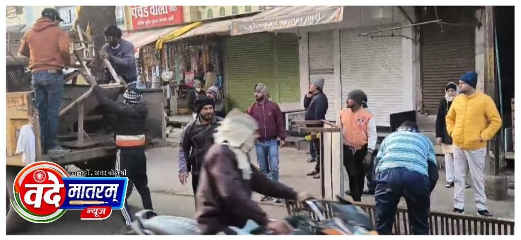 सकारात्मक पहल : सैलाना में बदहाल हो चुकी यातायात को सुधारने के लिए अध्यक्ष उतरे सडक़ पर 1 IMG 20250108 WA0062