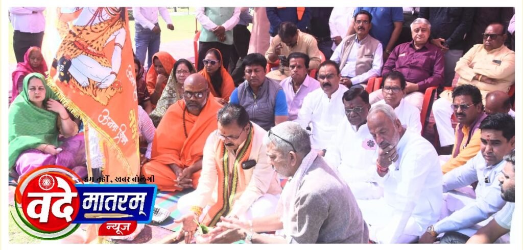 रतलाम में गूंजा हर-हर महादेव : केसरी रंग में डूबा शहर, वाहन रैली में युवतियां भी बड़ी संख्या में शामिल 1 IMG 20250224 WA0013