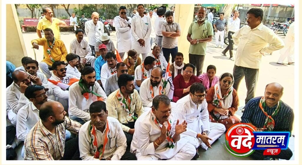 रतलाम : 'गद्दार' पोस्टर से गरमाई सियासत, कांग्रेस का धरना और थाने में 'रघुपति राघव' 1 IMG 20250411 WA0031