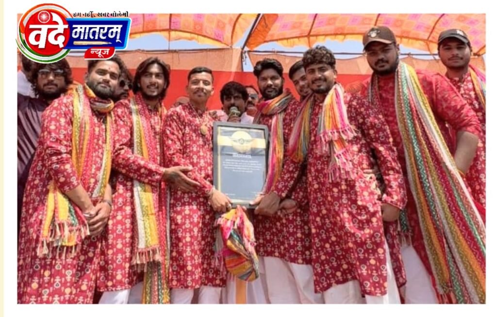 रतलाम में हनुमान जन्मोत्सव की भव्यता : 1 लाख 11 हजार 111 बार सामूहिक हनुमान चालीसा पाठ, हजारों श्रद्धालु हुए शामिल 2 IMG 20250412 WA0079