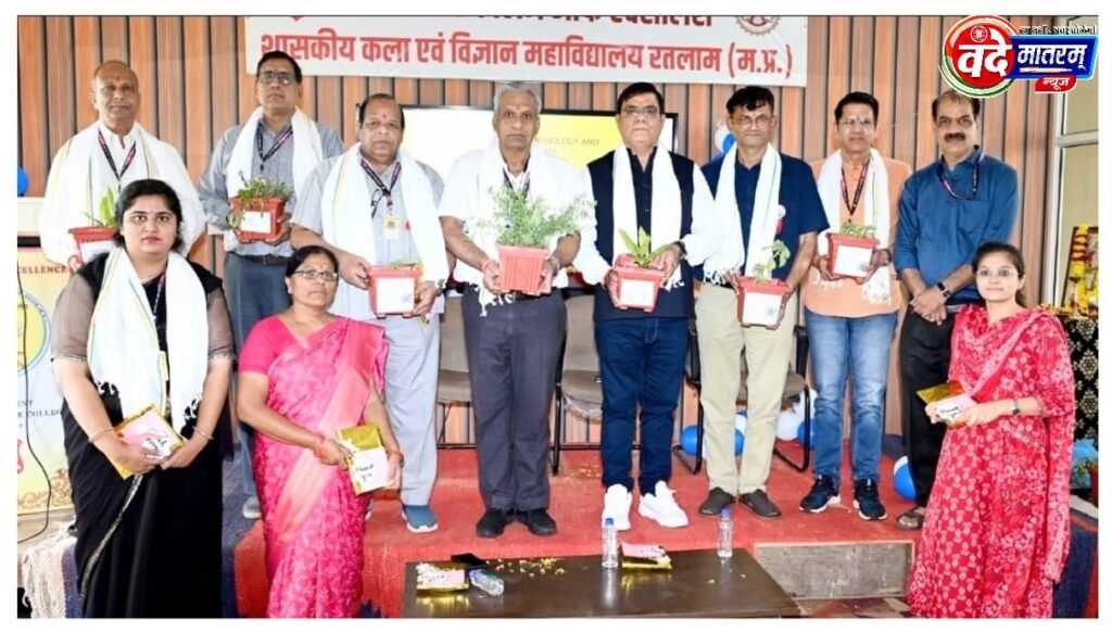 रतलाम : गुरु सम्मान में अनूठी पहल, प्रधानमंत्री कॉलेज ऑफ़ एक्सीलेंस में शिक्षक सम्मान समारोह 1 IMG 20250902 WA0007