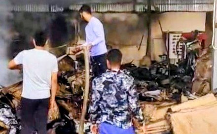 रतलाम : सील की गई PVC फैक्ट्री में फिर लगी आग, धुआं उठता देख मचा हड़कंप 1 IMG 20251019 WA00232