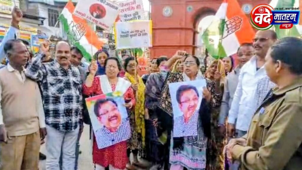 Ratlam : विवादित बयान के विरोध में मंत्री विजय शाह का पुतला फूंका 1 20251216 212424