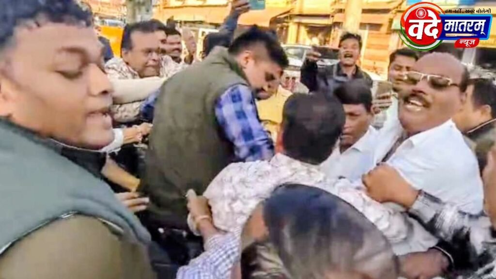 Minister Vijay Shah's effigy burnt in Ratlam Minister Vijay Shah's effigy burnt in Ratlam