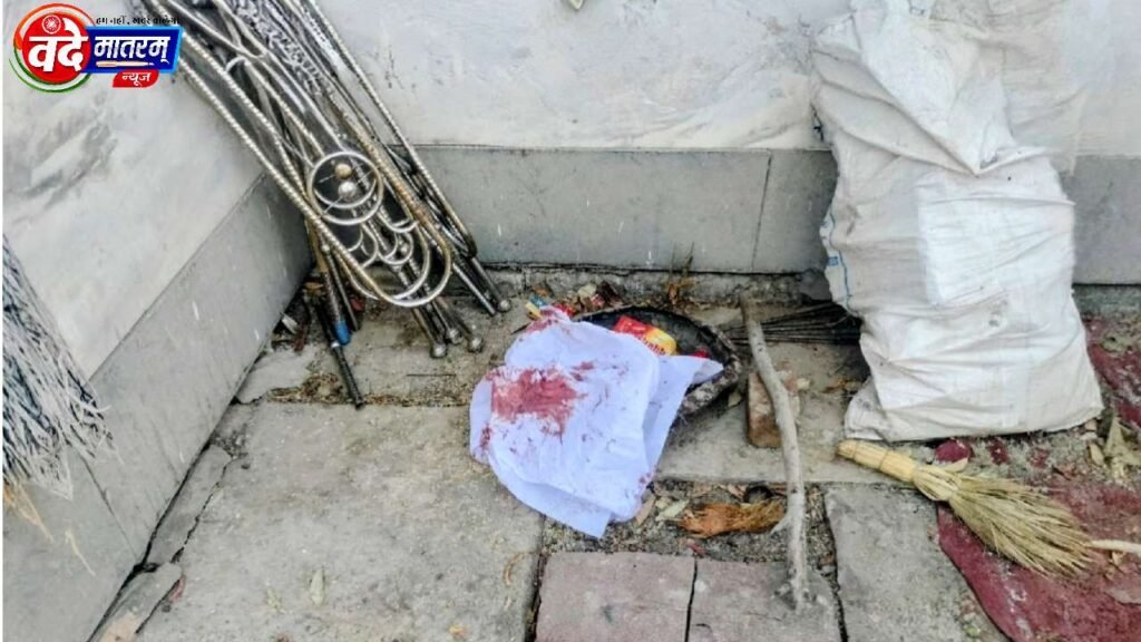 Sailana : कालिका माता मंदिर में चोरी की कोशिश, खून मिलने से फैली सनसनी 2 20260510 094408