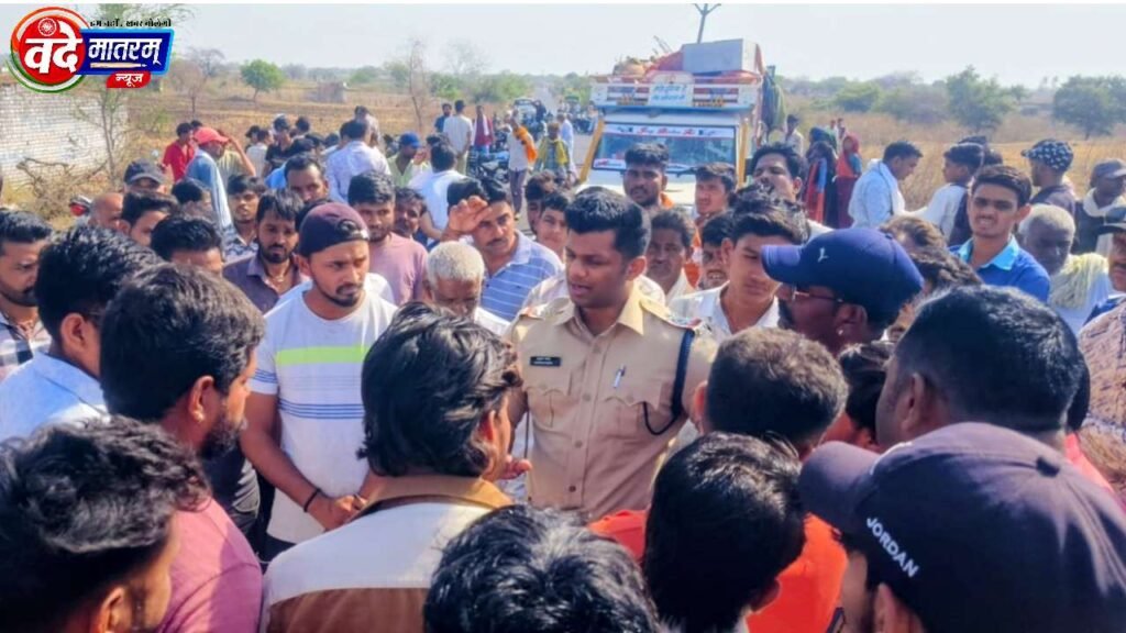 The Havoc of Speed in Ratlam : दूध सप्लाई करने जा रहे 19 वर्षीय युवक की मौत, नाराज ग्रामीणों ने लगाया जाम 1 The Havoc of Speed in Ratlam
