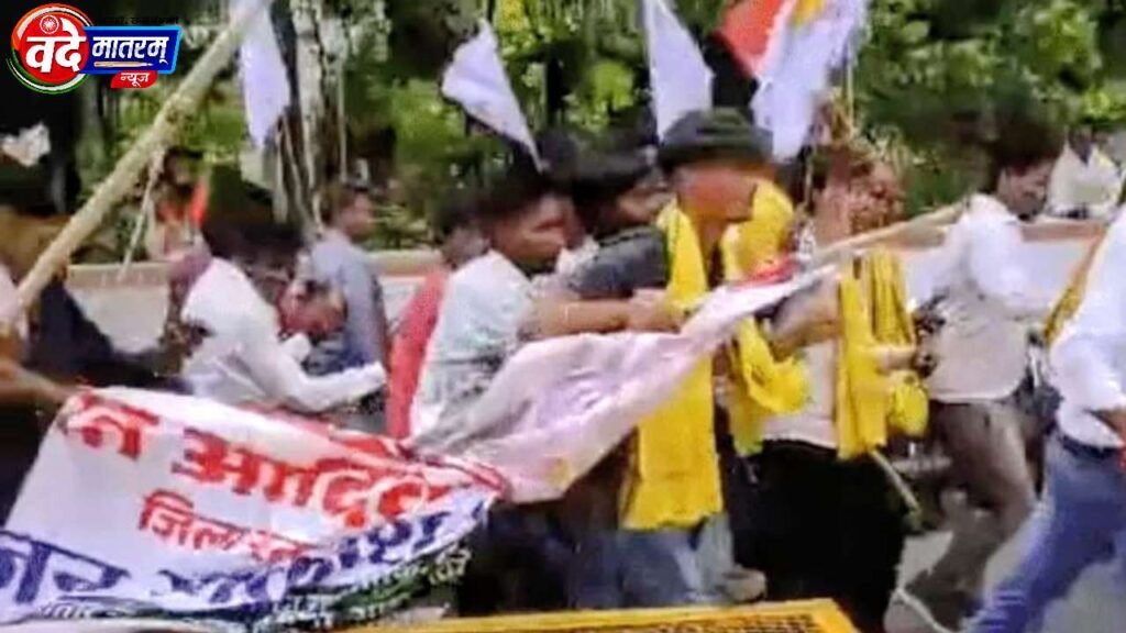 Show of strength in Ratlam : विधायक डोडियार समर्थकों संग पैदल पहुंचे कलेक्ट्रेट, पुलिस-प्रशासन से हुई नोकझोंक 3 20260624 161318