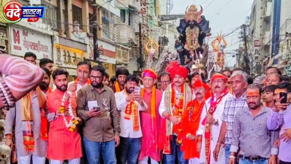 Ratlam में Bjp नेताओं की ऐसी शिवभक्ति : मौजीशंकर महादेव की शाही सवारी में जिंदा सांप से दिखाए करतब, नियमों का उड़ाया मखौल 2 20260811 084032